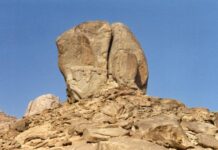 Agua brotando de una roca, Misa Dominical